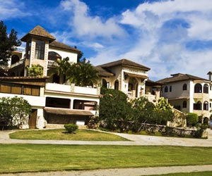 住宅,人居住的空間,家的載體,容納了一個(gè)家庭的生活與休憩。現(xiàn)代住宅多追求精裝華麗,而住宅的最本質(zhì)的功能往往被忽略。因此,有必要追溯住宅的進(jìn)化史,解析住宅最根本的意義,創(chuàng)造更舒適的住宅。 第壹代: 舊石器時(shí)代,利用天然山洞作為棲身之所,僅能起到遮風(fēng)避雨的作用。 第貳代:新石器時(shí)代,利用黃土層為墻壁,用木構(gòu)架、草泥建造半穴居住所,進(jìn)而發(fā)展為地面上的建筑,并形成聚落。 第叁代:西…